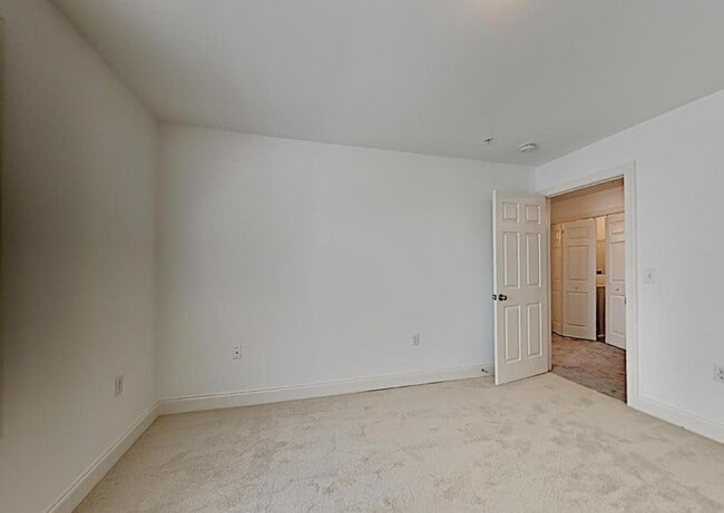 Building Photo - 125 Surrey Ct