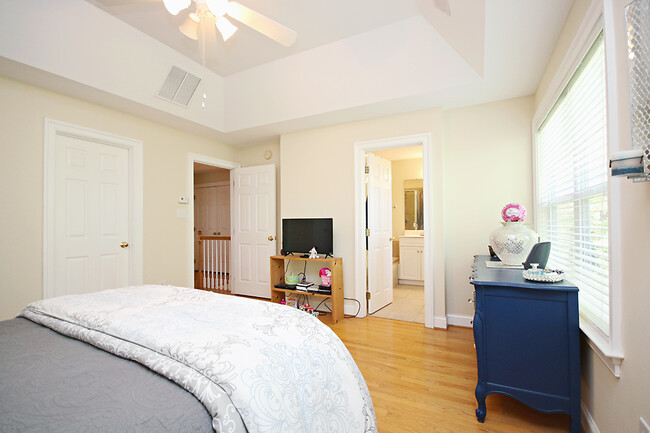 Building Photo - Light-filled Glenwood Station Townhome