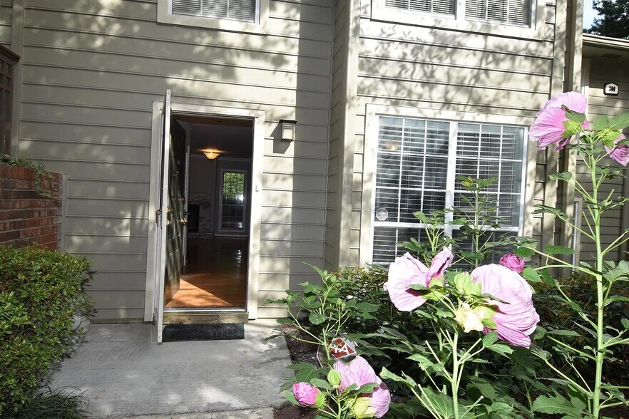 Front View - 302 Lenox Way NE