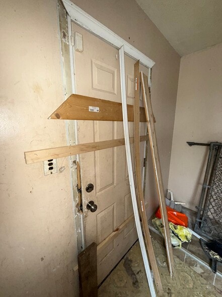 Building Photo - 246 E York Ave