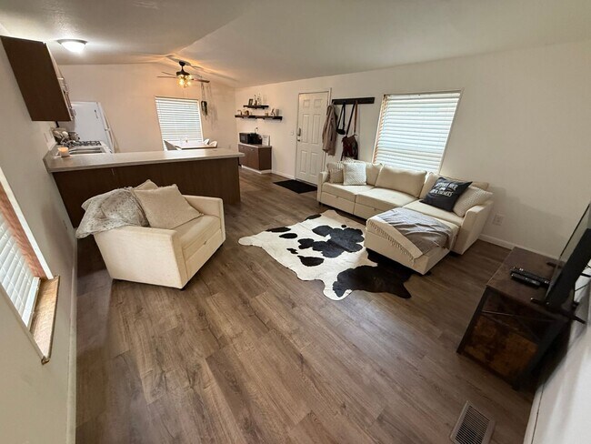 Building Photo - 3 Bedroom 1 Bath Fully Updated Home in Cli...