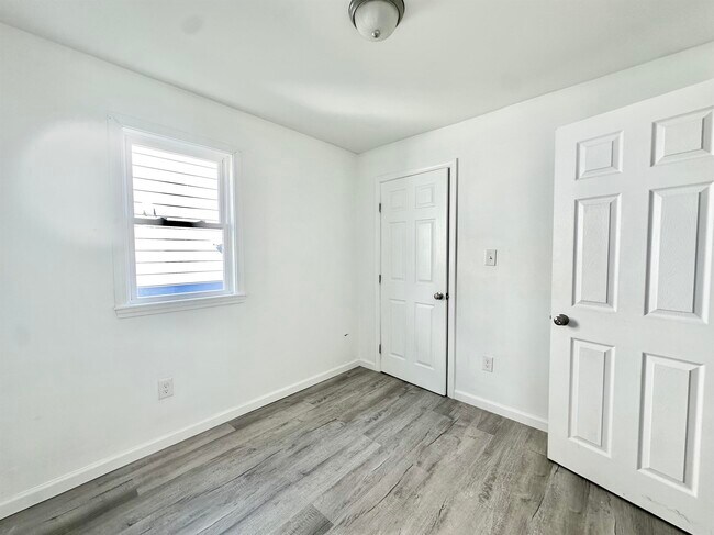 Building Photo - 619 Seneca St