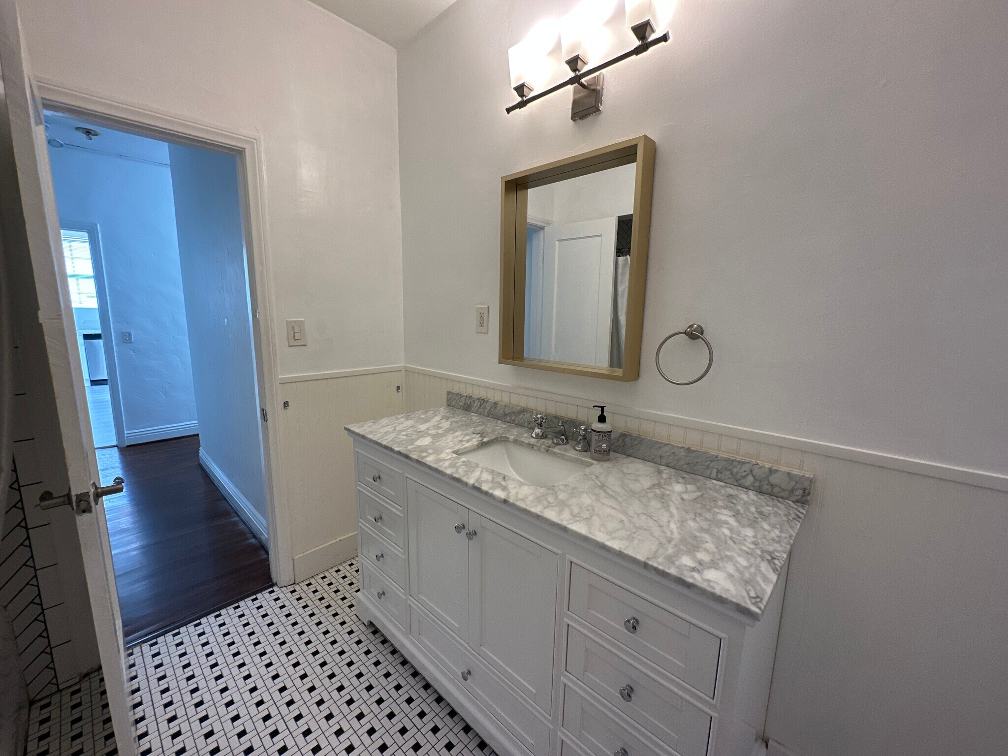 Building Photo - 1600 N Stanley Ave