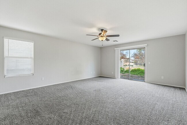 Building Photo - HUGE 6 Bedroom Home - Westgate and Freeways Nearby!