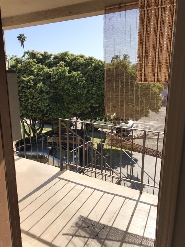 Building Photo - Convenient 2x1 with Parking- dog friendly!