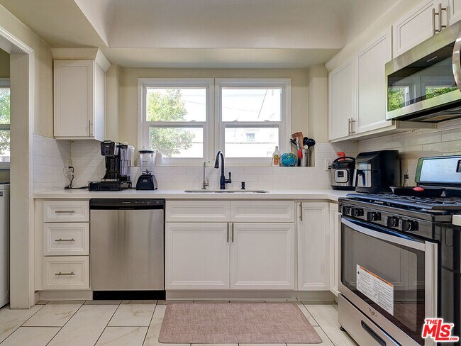 Building Photo - 3316 W 78th St