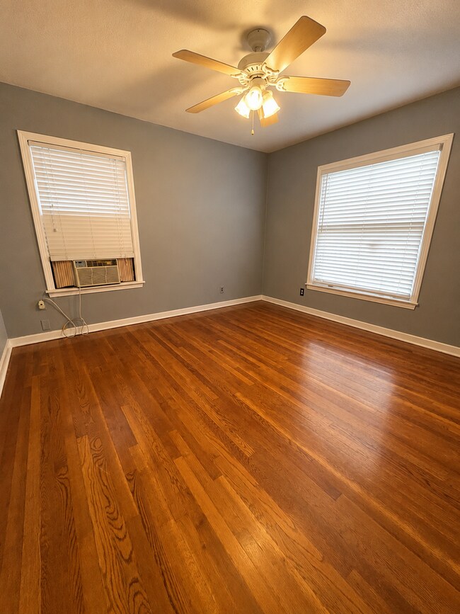 Building Photo - Alamo Heights Townhome