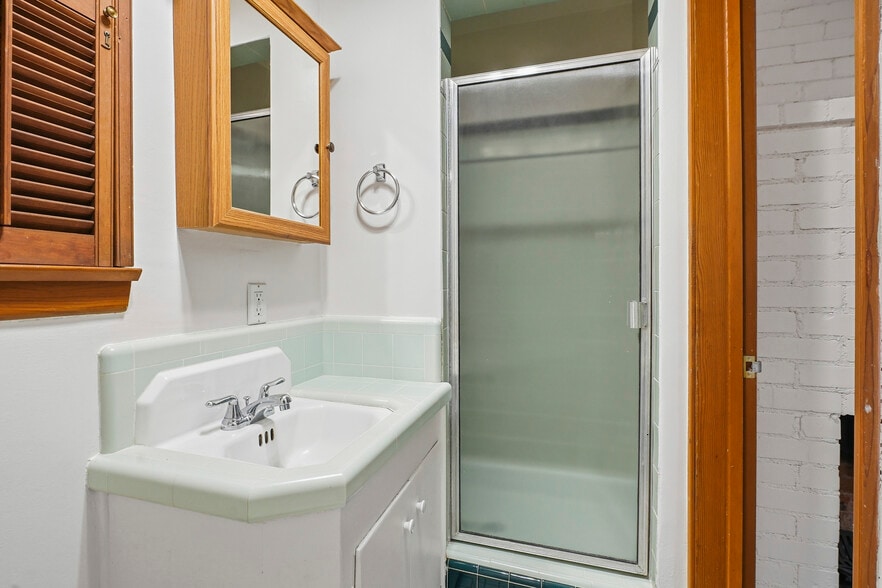 3rd BR or Den en-suite Bathroom - 15135 Encanto Dr