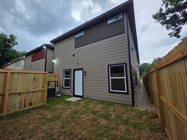 Building Photo - Stunning Duplex with Garage & Modern Finishes