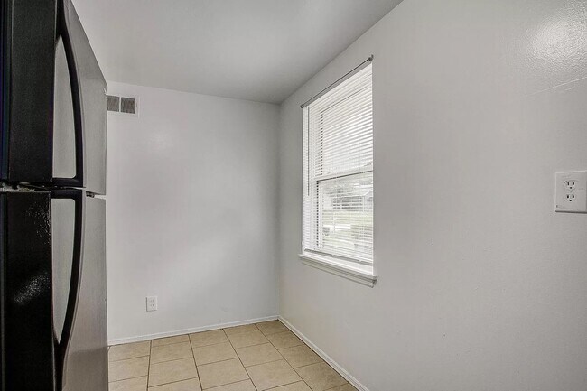 Building Photo - 4504-4506 N Jackson Ave