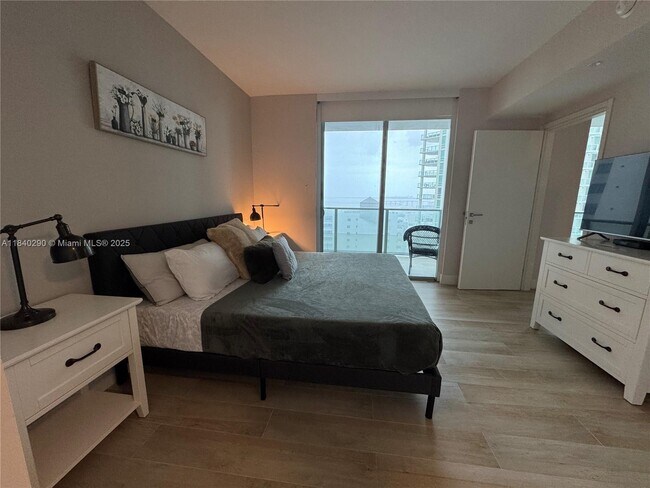 Building Photo - 1300 Brickell Bay Dr