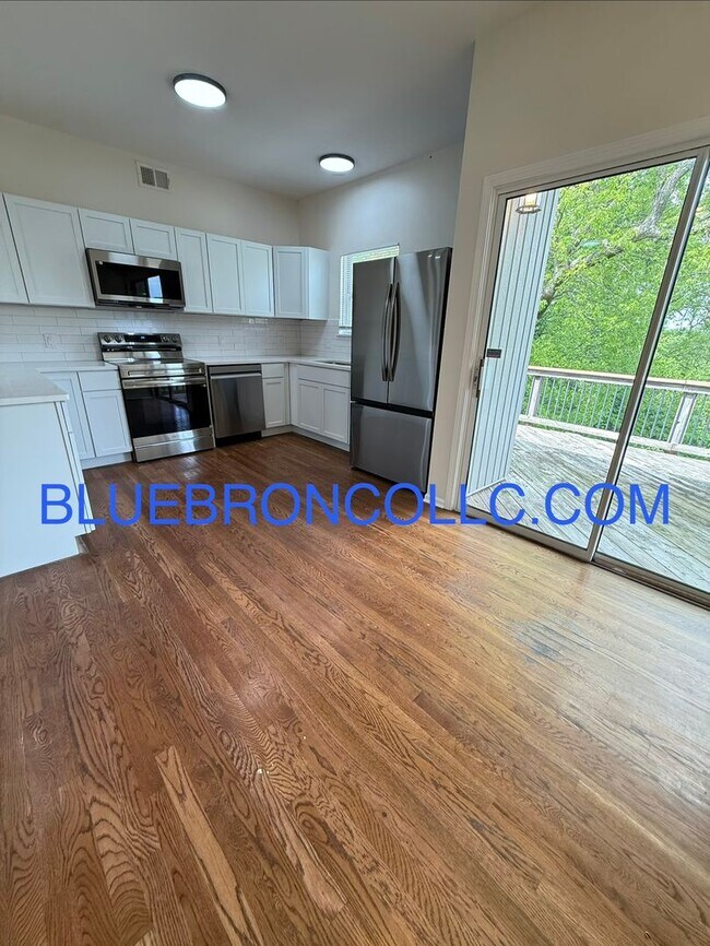 Building Photo - Completely renovated 3 bedroom unit with modern finishes and beautiful views.