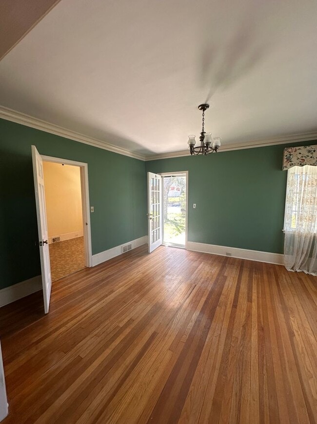 Building Photo - 3 Bed 2 Bath Brick Home with Fenced in Backyard and Additional Living Space