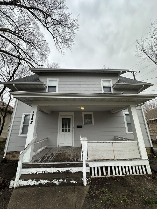 Building Photo - 1452 Myott Ave