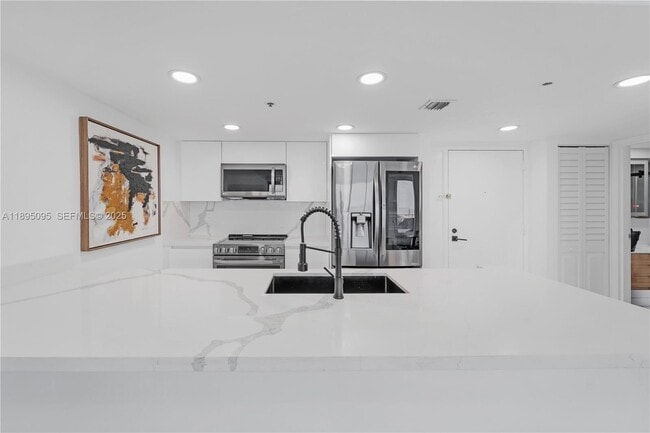 Building Photo - 7601 E Treasure Dr