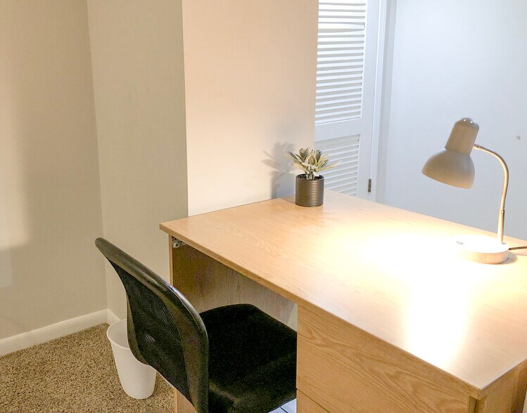 Desk - 223 E Rose St