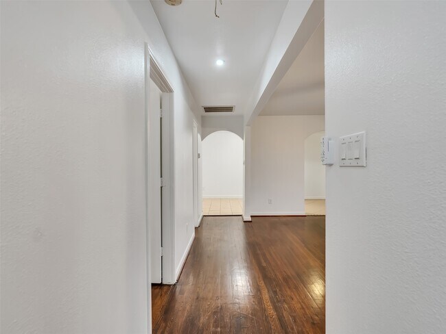 Building Photo - 4930 Holloway Dr