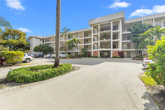 Building Photo - 2800 N Palm Aire Dr