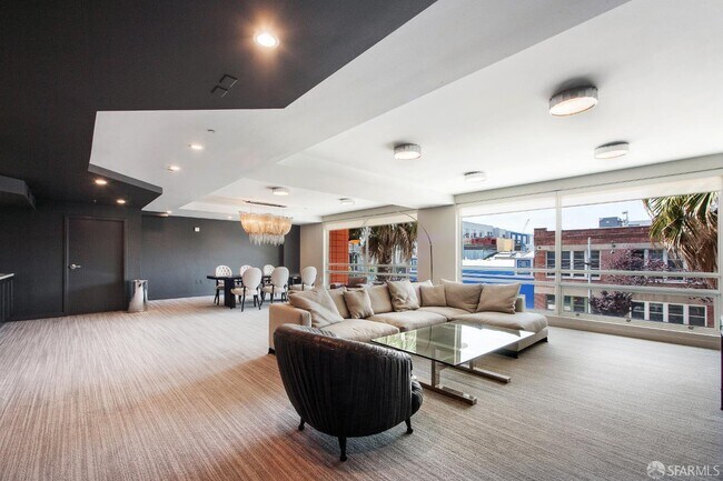Building Photo - 555 4th St