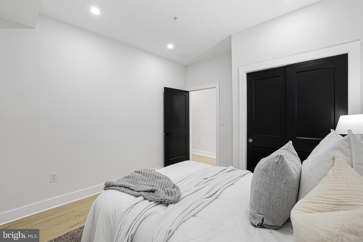 Building Photo - 616 Kenyon St NW