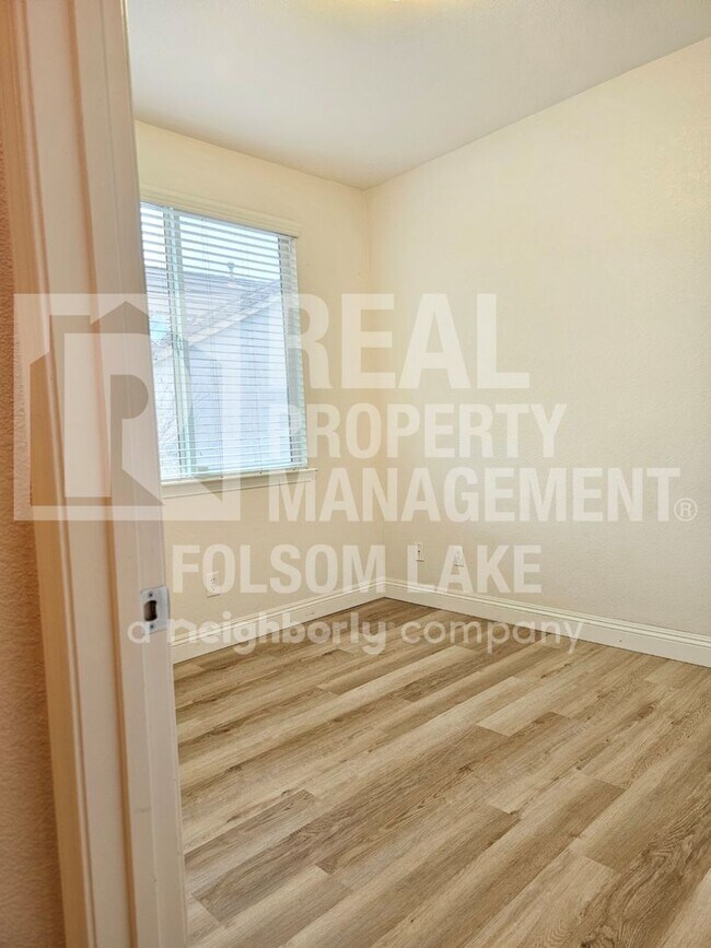 Building Photo - Spacious 3 bedroom 2.5 bath in North Natomas