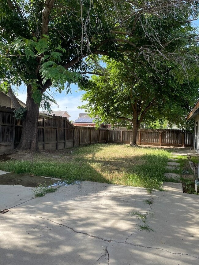 Building Photo - Charming 4-Bedroom, 2-Bathroom Home – Your Perfect Summer Move-In!
