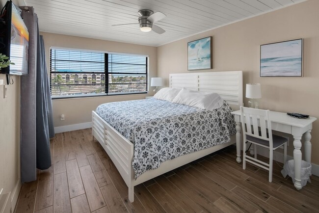 Building Photo - Beautiful 2 Bedroom with a Bay View-Anglers Cove-AVAILABLE FOR ANNUAL TENANT- May 1-2026