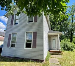 Building Photo - Section 8 Accepted! Spacious newly renovat...