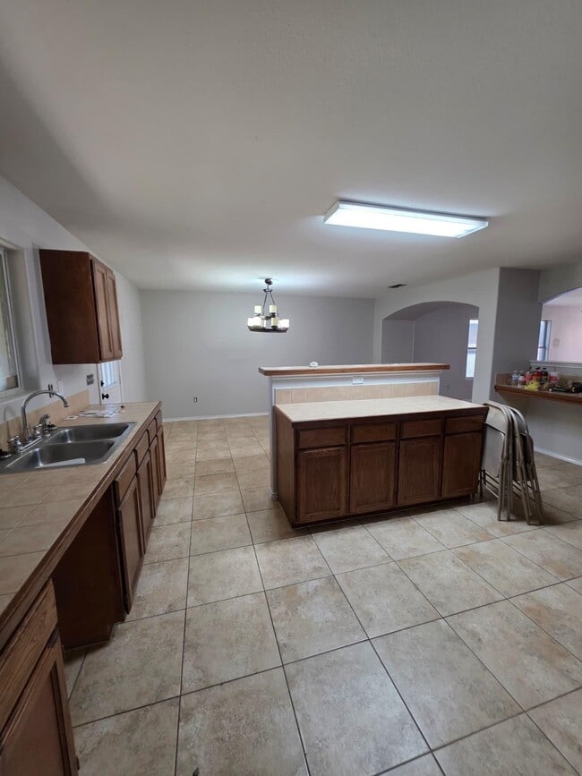 Building Photo - 613 Cuervo Dr