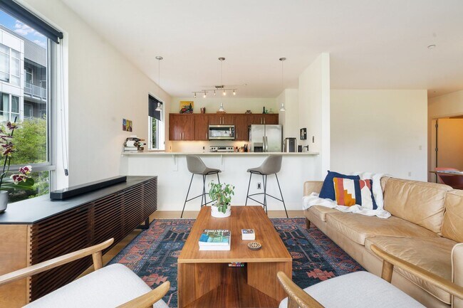 Building Photo - 2 Bed, 2 Bath Bright & Modern Condo in the Pearl District - Now Available!