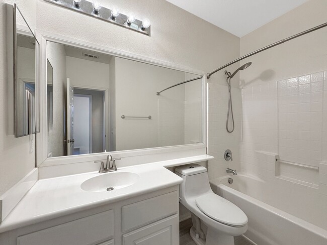 Building Photo - Stylish 2B/2BA Townhome in Torrey Highland...