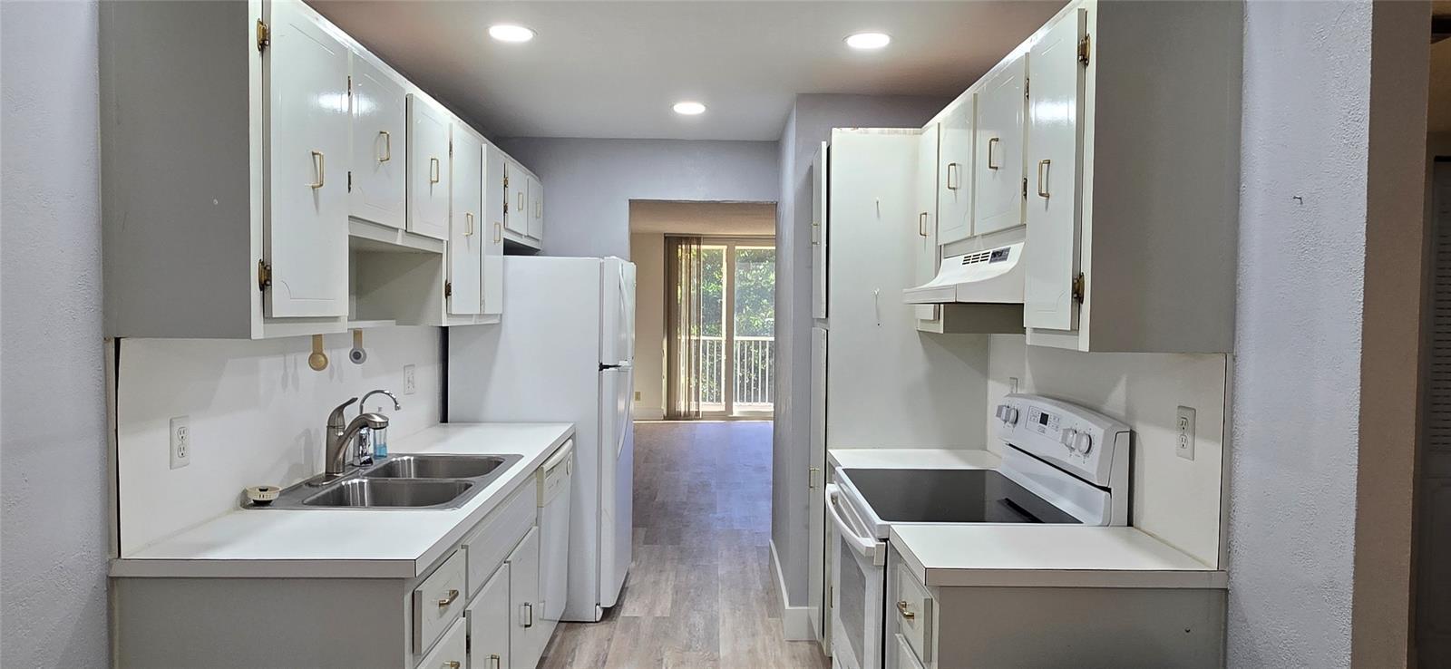 Building Photo - 250 Jacaranda Dr