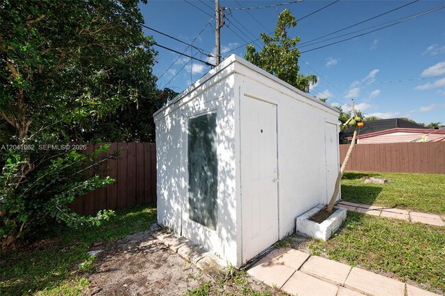 Building Photo - 3524 SW 14th St