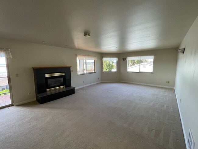 Building Photo - Beautiful Condo with Amazing View of the Harbor! OCCUPANCY LIMIT OF 3 OR LESS