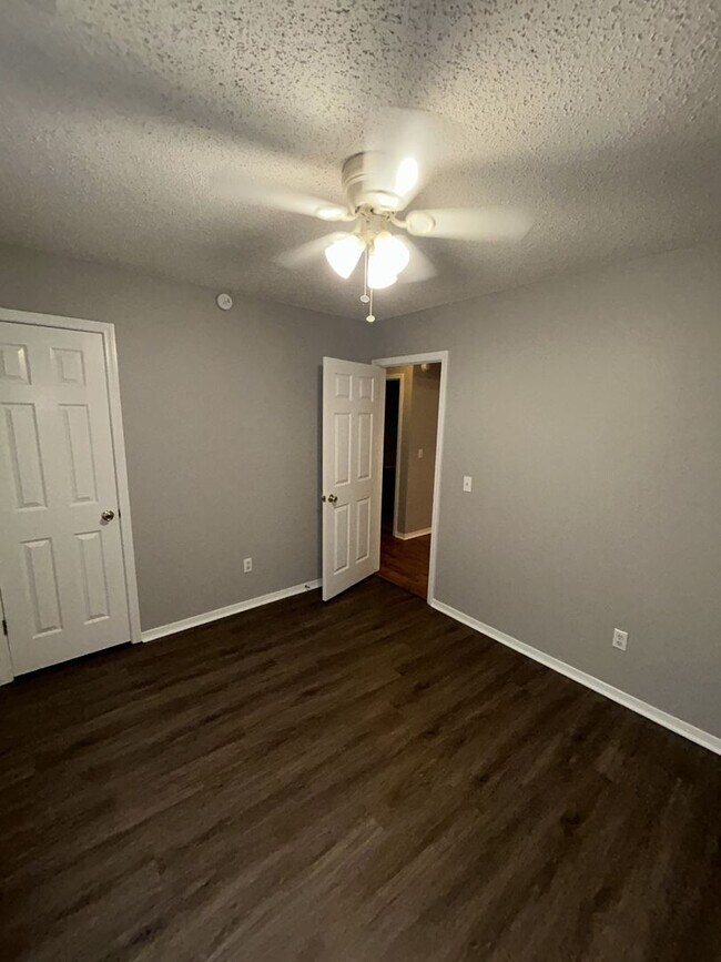 Building Photo - Charming 3-Bed, 2-Bath Home with Garage in...