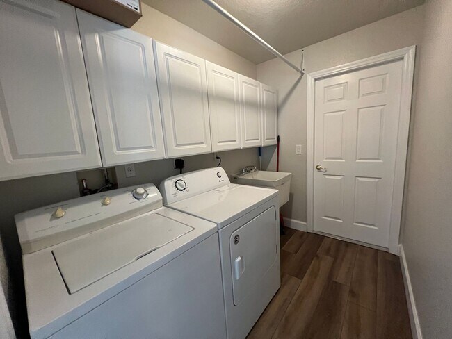 Building Photo - ($2,195) * ANNUAL ** Pool ** 3 Bed / 2 Bath - Harbor Heights  ** Single Family Home