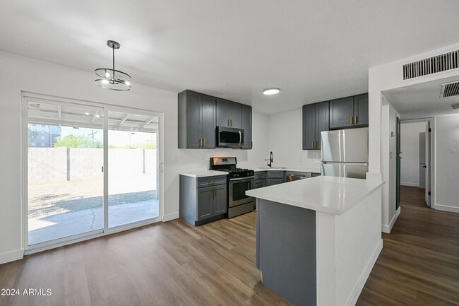 Building Photo - 732 E Vista Del Cerro Dr