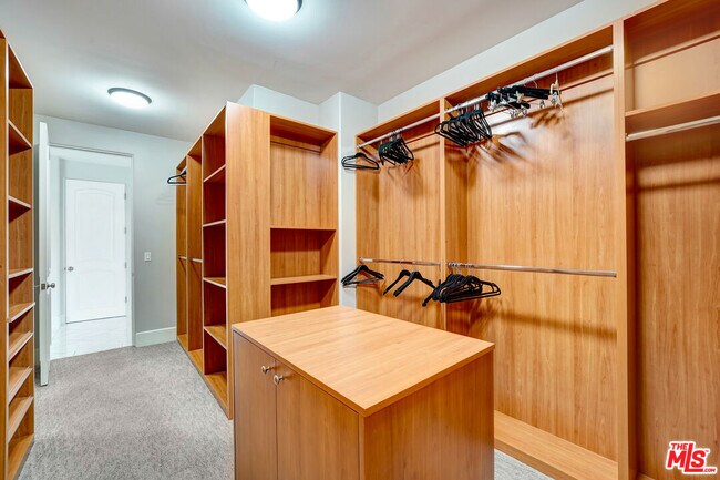 Building Photo - 841 N Crescent Heights Blvd