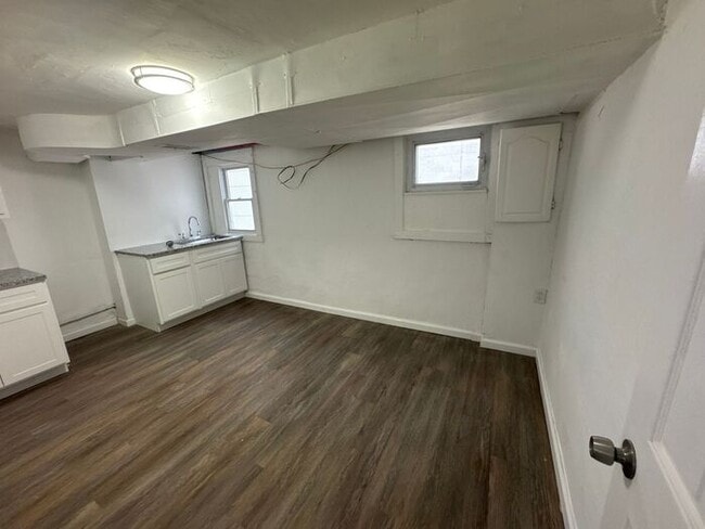 Building Photo - Beautifully renovated with mother in law s...