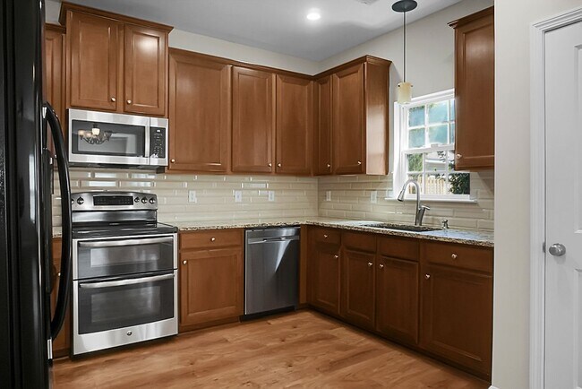 Building Photo - Comfortable Living, 4 BR 2.5 BA Home, Two Car Garage