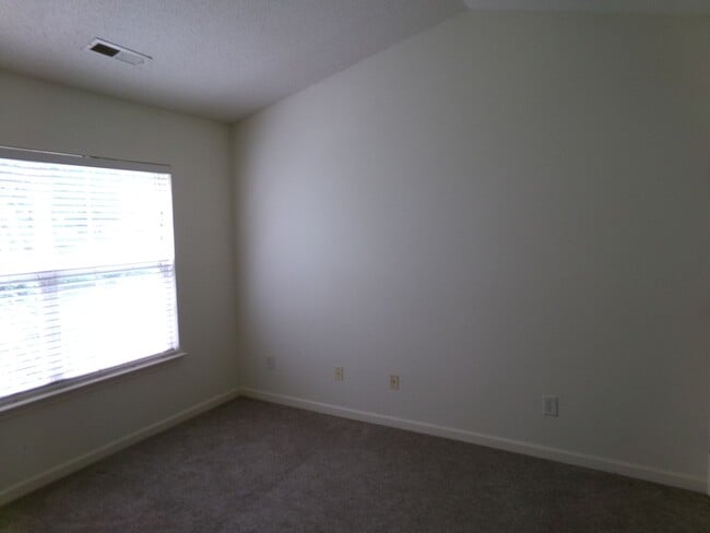 Building Photo - Greensboro Townhouse near Wendover Ave and I-40.