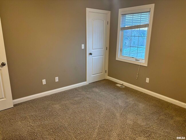 Building Photo - 2116 W Geneva Rd