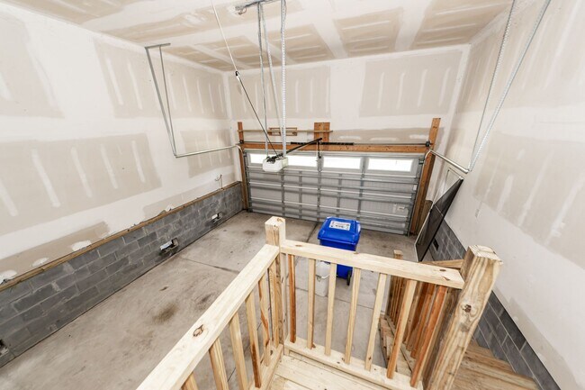 Building Photo - 4 Bedroom 3.5 Bath House in Lawton Park - ...