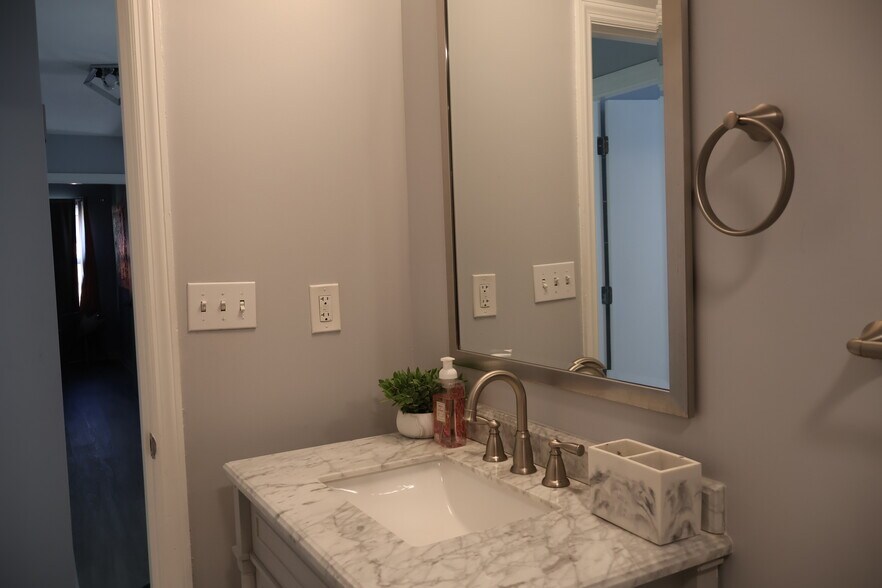 Building Photo - 3497 Castleton Hl