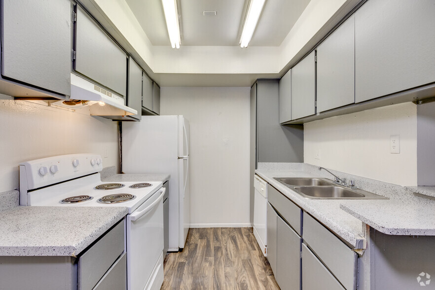 2BR, 2BA - 878SF - Kitchen - San Aurelio