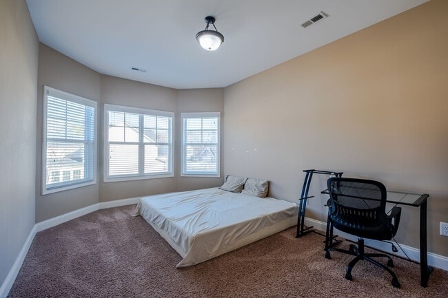 Building Photo - 5773 Highland Grove Dr