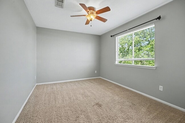 Building Photo - 526 Oak Briar Dr