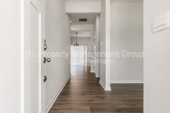 Building Photo - 214 Sterndale Dr