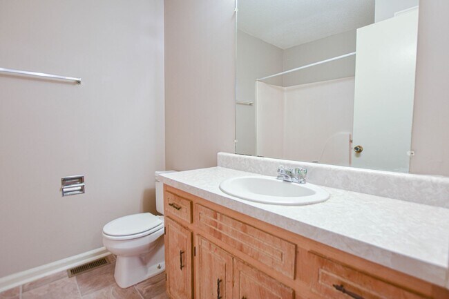 Building Photo - 1533 E Knollwood Cir