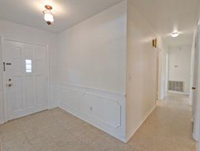 Building Photo - Available Immediately!